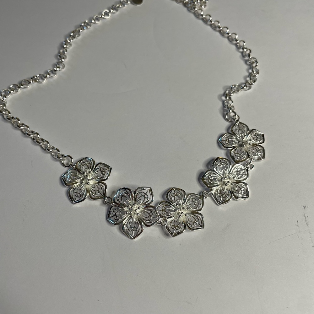 Elegant Silver Floral Necklace